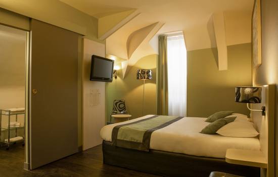 une chambre d'hotel avec un lit deux places
