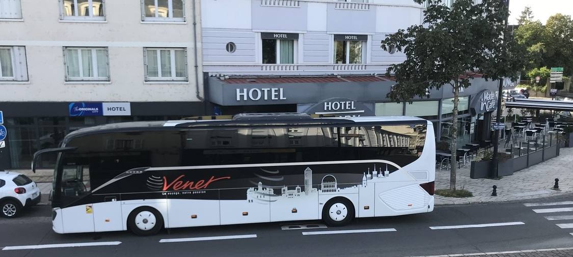 un bus à l'arrêt devant l'hotel Original City